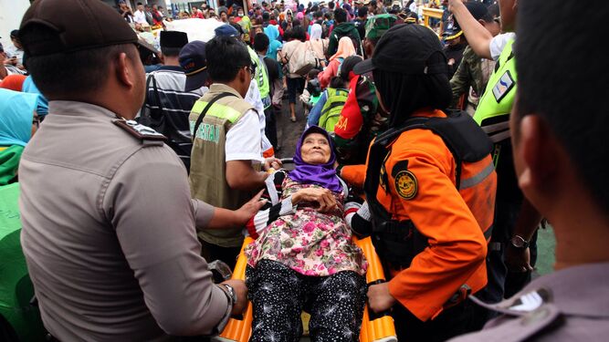 Los servicios de Emergencias trasladan a una anciana afectada por el 'tsunami'