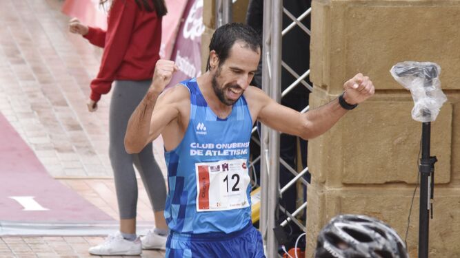 Emilio Martín cruza la meta como ganador de la media maratón de Córdoba.