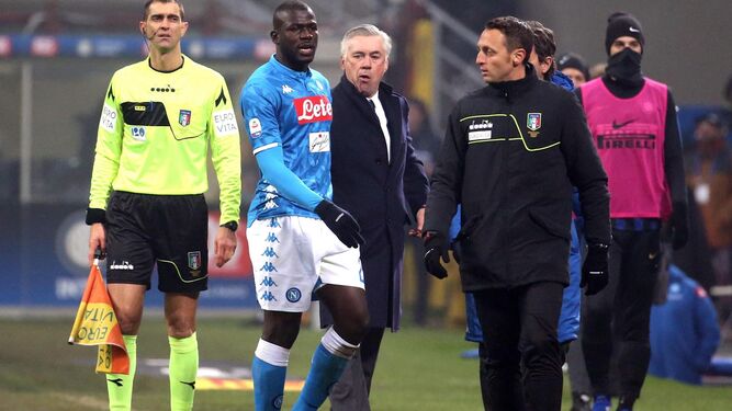 Kalidou Koulibaly, con su entrenador Carlo Ancelotti detrás después de ser expulsado en el Inter-Nápoles.
