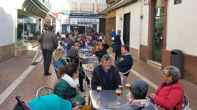 Mediodía de cervezas en el centro de Huelva.