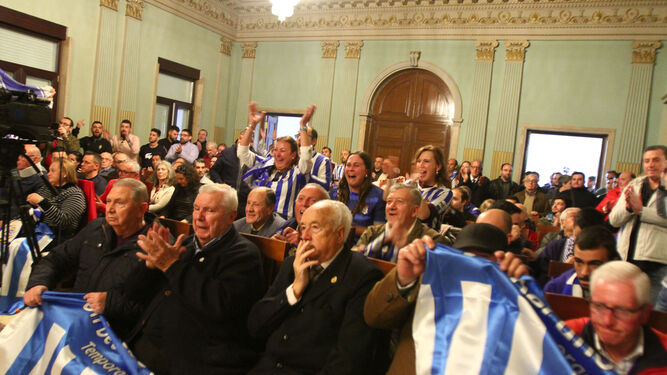 Aficionados del Recreativo celebran la aprobación en pleno de la aportación municipal de 3,8 millones para el plan de rescate del club albiazul.