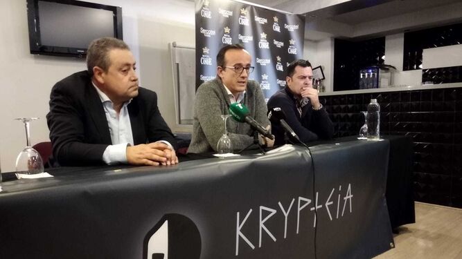 Gabriel Carrasco (centro), durante su presentación como técnico del Kripteia Capita Huelva, hoy.