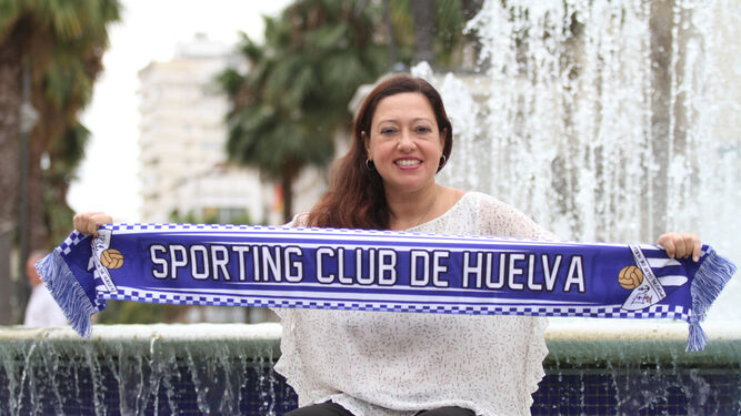Manuela Romero, presidenta del Sporting Puerto de Huelva, posa con la bufanda del equipo en una entrevista anterior para Huelva Información.