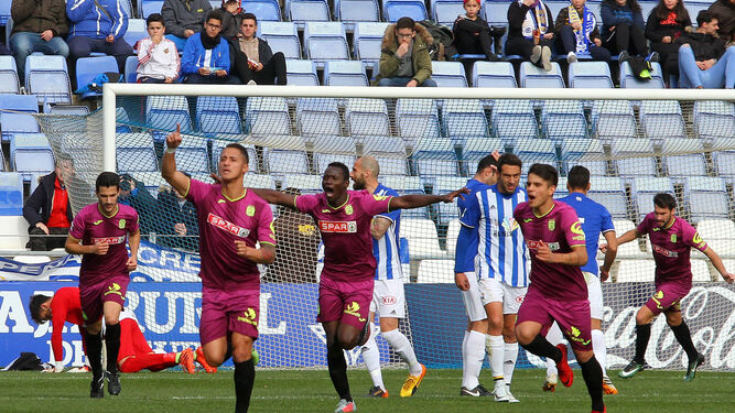 Los jugadores del Cartagena celebran uno de sus tres goles en Huelva en el primer encuentro del Recreativo en el 2018.