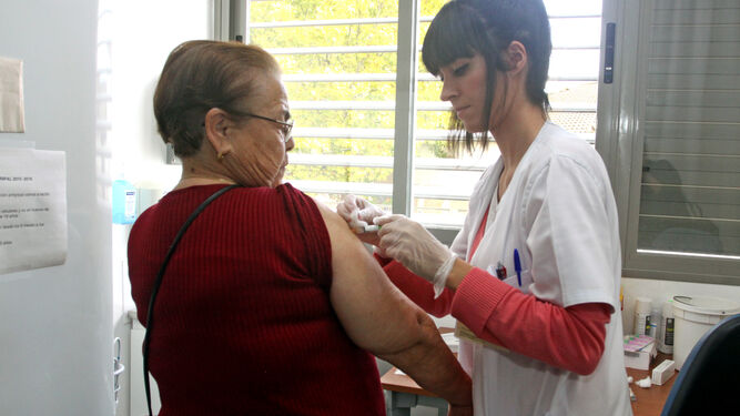 Una usuaria recibe una vacuna antigripal en El Torrejón.