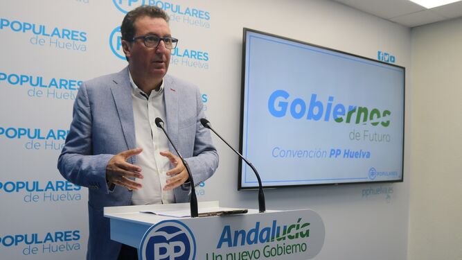 El presidente del PP de Huelva, Manuel Andrés González, en rueda de prensa.
