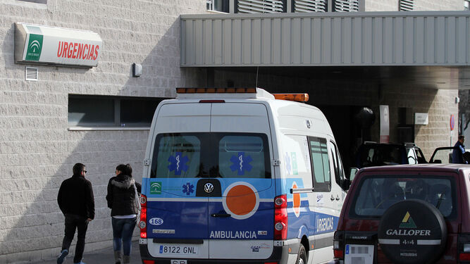 Una ambulancia llegando a Urgencias del Juan Ramón.