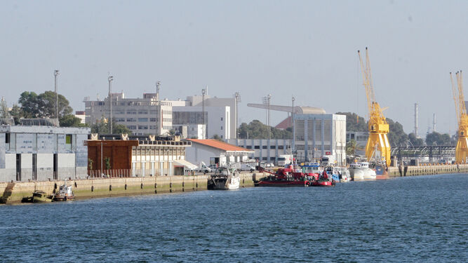 Muelle de Levante con el edificio de la lonja de pesca en la izquierda de la imagen.