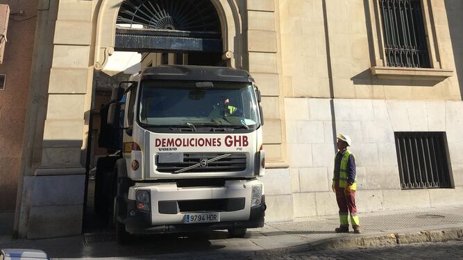 Un camión de una empresa de demoliciones sale del edificio del Banco de España.