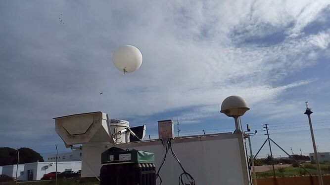 Uno de los globos de helio en su lanzamiento a la atmósfera.