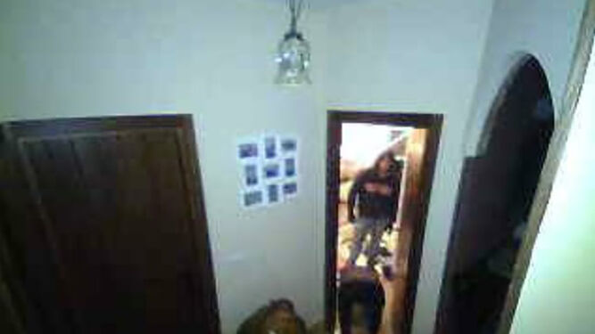 Momento en que los ladrones entran en la vivienda grabado por la cámara.