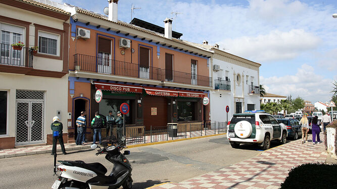 La Guardia Civil el 30 de abril de 2013 ante la vivienda del crimen, un día después del hallazgo de los cadáveres de Miguel Ángel y María.