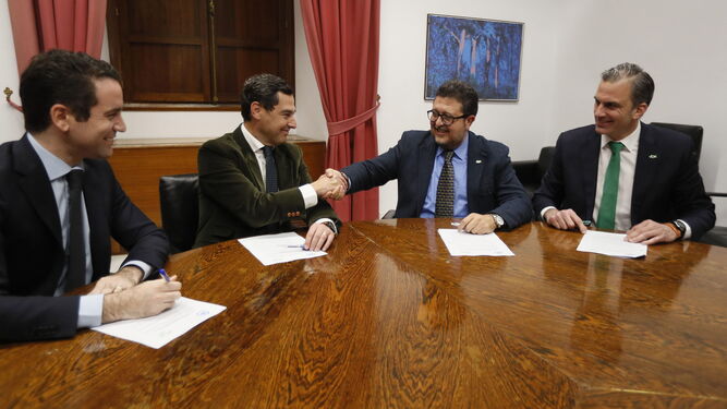 Juanma Moreno y Francisco Serrano sellan el pacto entre PP y Vox.