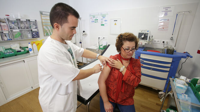 Una usuaria se vacuna de la gripe.