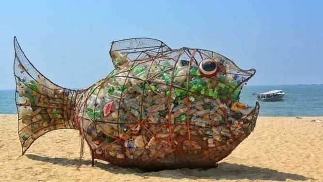 Uno de los peces ‘comeplástico’ que se quiere instalar en las playas.