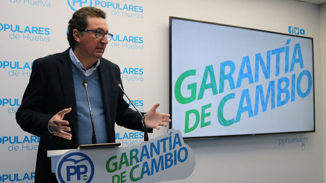 El presidente del PP de Huelva y secretario segundo de la Mesa del Parlamento andaluz, Manuel Andrés González, ayer, en rueda de prensa.