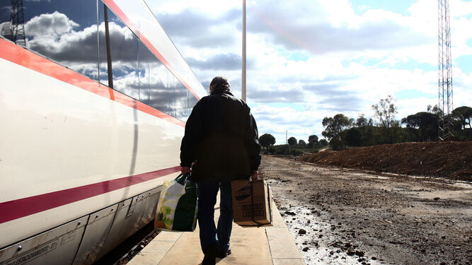 Un viajero se dispone a subir al tren de la línea Huelva-Zafra en una de sus estaciones intermedias.