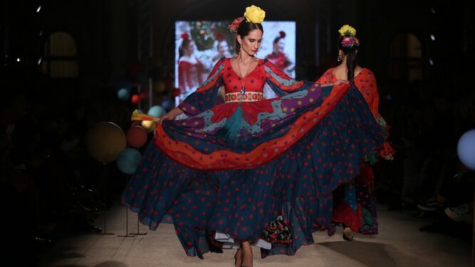 Flamenca Pol N&uacute;&ntilde;ez llenaba de color la Pasarela We Love Flamenco con gasas y texturas ligeras, patchwork y combinaci&oacute;n de volantes que crean a una flamenca romera ecl&eacute;ctica.
