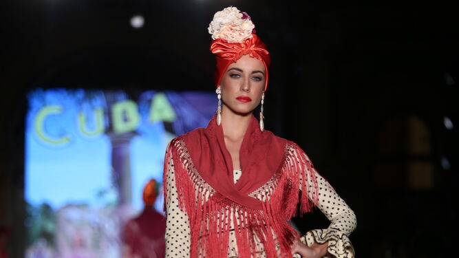 Roc&iacute;o Olmedo llen&oacute; de color la Pasarela We Love Flamenco con 'Son de Cuba' y nos dej&oacute; propuestas romeras como estas. Fotograf&iacute;a de Bel&eacute;n Vargas.
