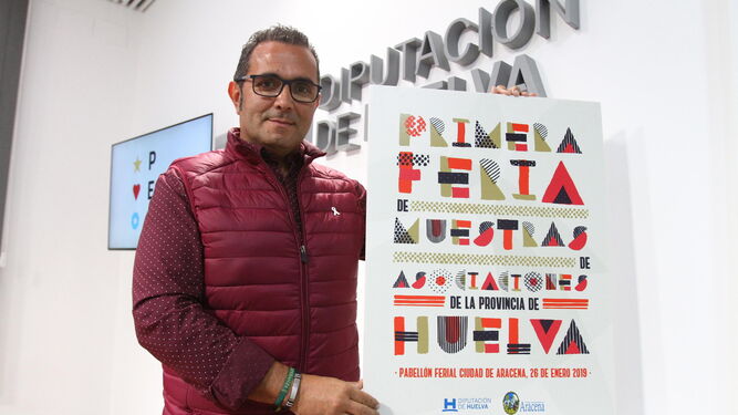 El diputado del Área de Bienestar Social, Salvador Gómez, con el cartel de la feria.