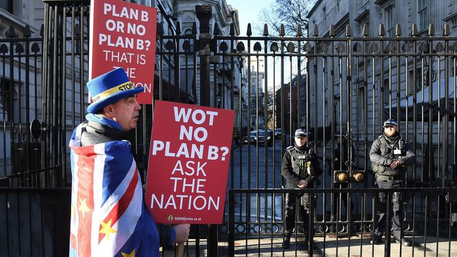 Un defensor de otro referéndum del 'Brexit' protesta ayer en Downing Street.