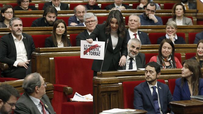 La líder de Ciutadans, Inés Arrimadas, interpela al presidente de la Generalitat, Quim Torra, este miércoles en el Parlamento catalán.