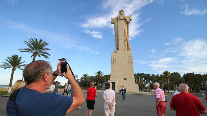 Un grupo de turistas extranjeros, en el entorno del monumento a Colón.