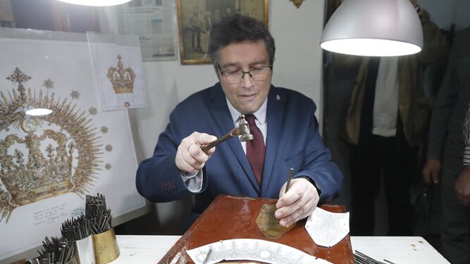 Juan Ignacio Reales da el primer golpe de cincel a la nueva corona de la Virgen del Rocío.