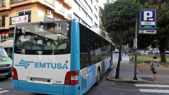 Uno de los nuevos autobuses de la flota de Emtusa.