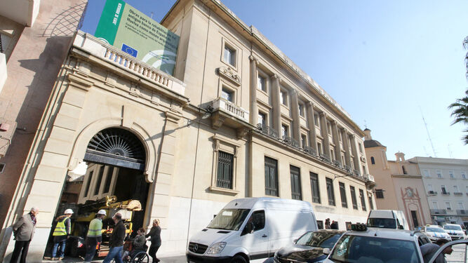 Maquinaria entrando en el edificio del Banco de España, en la plaza de las Monjas.