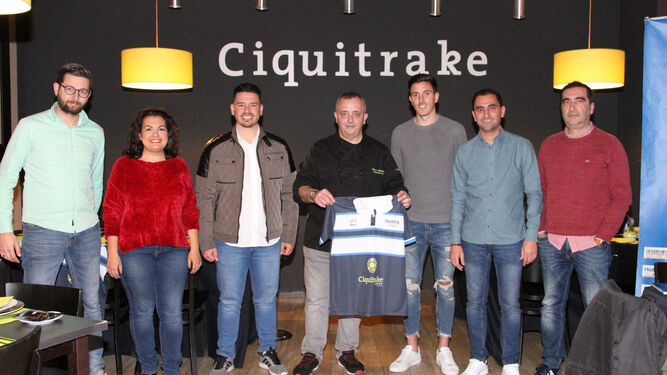 Alberto Ródenas y Joaquín Rasco posan junto a Carlos Ramírez, de restaurante Ciquitrake, y el resto de invitados en la Tertulia Deportiva de Huelva Información.