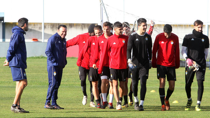 Salmerón bromea con sus futbolistas mientras trasladan una portería para un ejercicio durante la sesión de entrenamientos de ayer por la mañana.