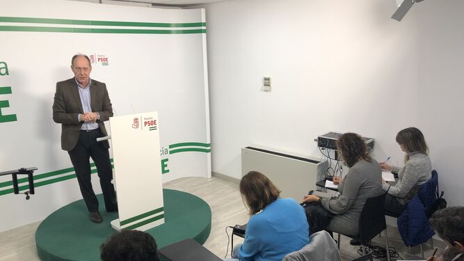 José Juan Díaz Trillo, ayer, en rueda de prensa en la sede del PSOE.