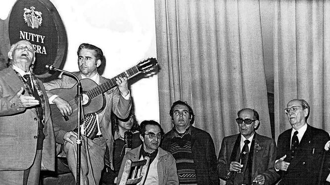Al cante Pepe La Nora, guitarra Manolo Sierra. De pie, Salvador, Camilo, P. Chaves y el gerente de González Byass.