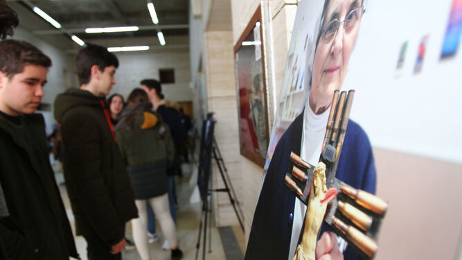 Escolares miran algunas de las fotos de la exposición.
