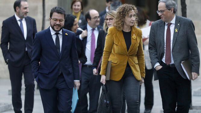 El presidente de la Generalitat, Quim Torra (d) acompañado entre otros por la 'consellera de Justicia, Ester Capella, este martes en Barcelona.