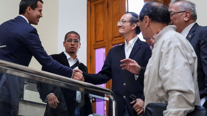 Juan Guaidó (i), saludando este martes a Rodrigo Cabezas, ministro de Finanzas durante el gobierno de Hugo Chávez.