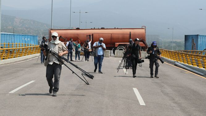 Periodistas tomando ayer imágenes del bloqueo en el puente Tienditas en la localidad colombiana de Cúcuta.