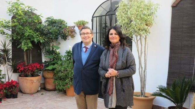 Juan Ignacio Reales y Nuria Barrera en la casa de la Hermandad Matriz de Almonte.