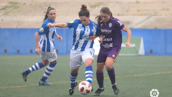 Sandra Bernal disputa el balón con una rival en el partido ante el Grandilla Tenerife.