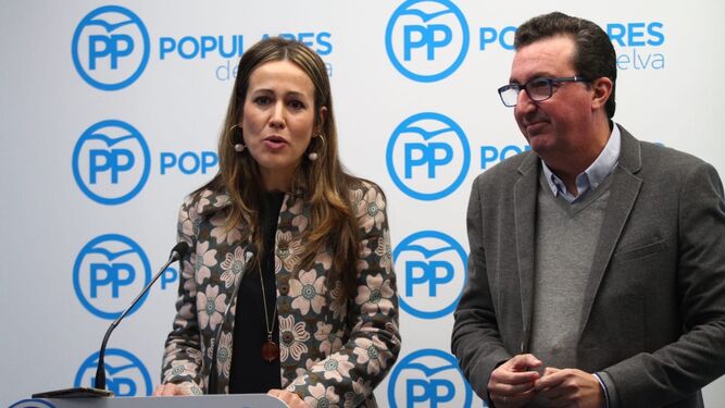 Bella Verano y Manuel Andrés González, durante una rueda de prensa ofrecida hoy en la sede del PP.