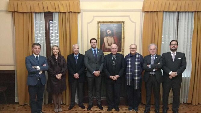 La junta de gobierno de la asociación parroquial con el obispo de Huelva.