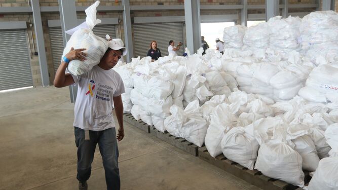 Un hombre cargando este viernes con un saco de ayuda humanitaria en la localidad colombiana de Cúcuta, fronteriza con Venezuela.