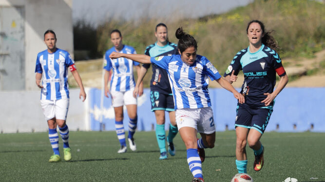 Paloma López golpea el balón en una jugada de ataque, hoy frente al Fundación Albacete
