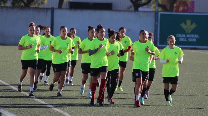 Las jugadoras del Sporting Puerto de Huelva se ejercitan en la Ciudad Deportiva del Recre.