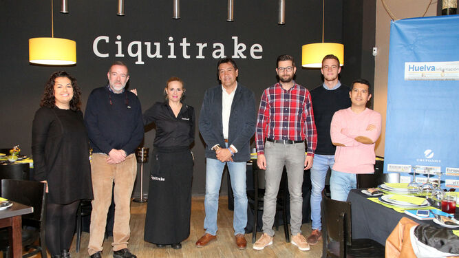 Los integrantes de la Tertulia Deportiva de Huelva Información en el Gastrobar Ciquitrake.