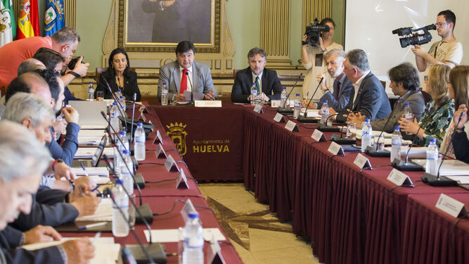 Una de las últimas reuniones de la Mesa de los Fosfoyesos celebrada en el salón de plenos del Ayuntamiento de Huelva.
