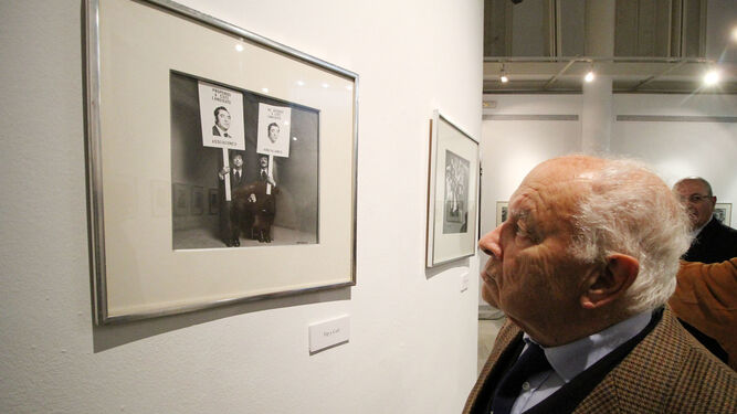 Un visitante observa un retrato de Schommer al dúo cómico Tip y Coll.