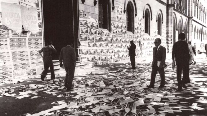 Una calle cubierta de papeletas durante una de las primeras campañas de la España democrática.