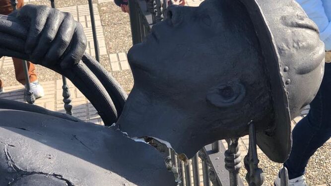 Cuello fracturado de la escultura.